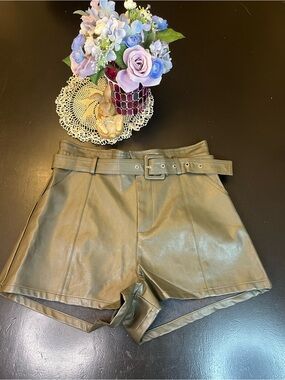 Gilli NWOT Brownish Dark Green Faux Leather Belted Hi-Waisted Shorts Sz M Trendy